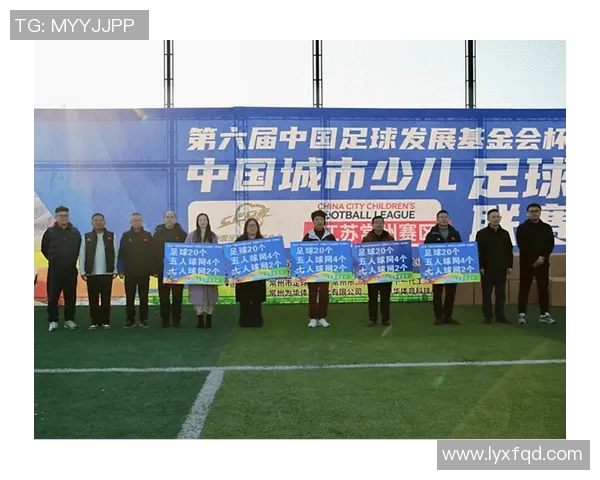 足球明星走进社区关爱困难家庭传递温暖与希望